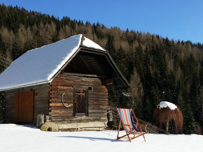 Liegestuhl im Schnee - Wintersonnen beim Landhaus Kurzen