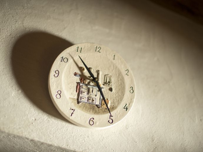 Traditionelle Uhr im Selbstversorger Ferienhaus Kurzen in der Steiermark
