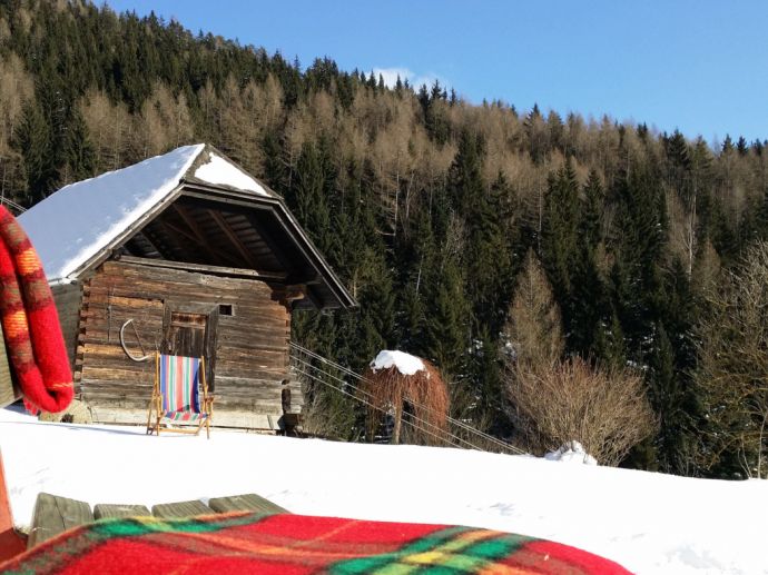 Schnee, Sonne und Liegestuhl beim Landhaus Kurzen